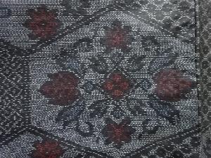 アンティーク　亀甲に抽象花模様織出し本場泥大島紬着物